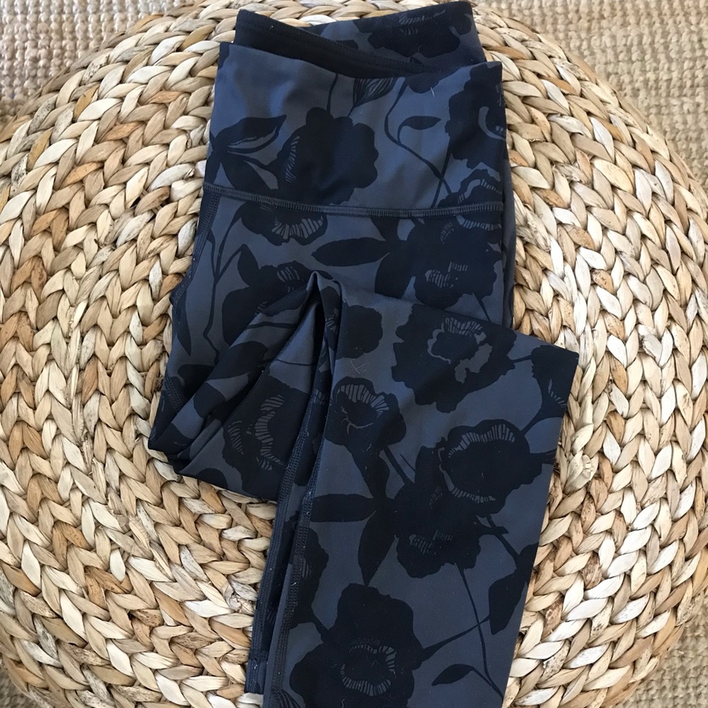 Lululemon cropped legging, floral print, size 6